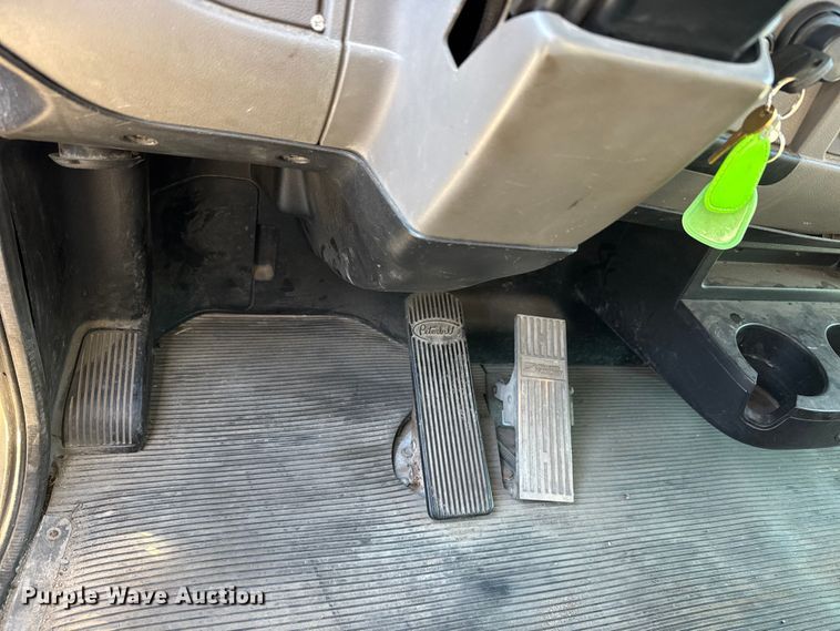 image for item NB9000 2014 Peterbilt 348 rollback truck