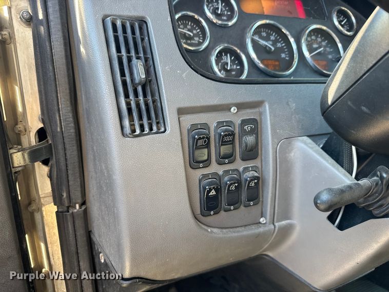 image for item NB9000 2014 Peterbilt 348 rollback truck