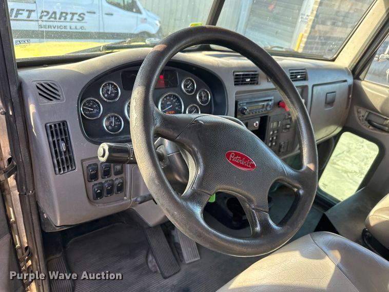 image for item NB9000 2014 Peterbilt 348 rollback truck