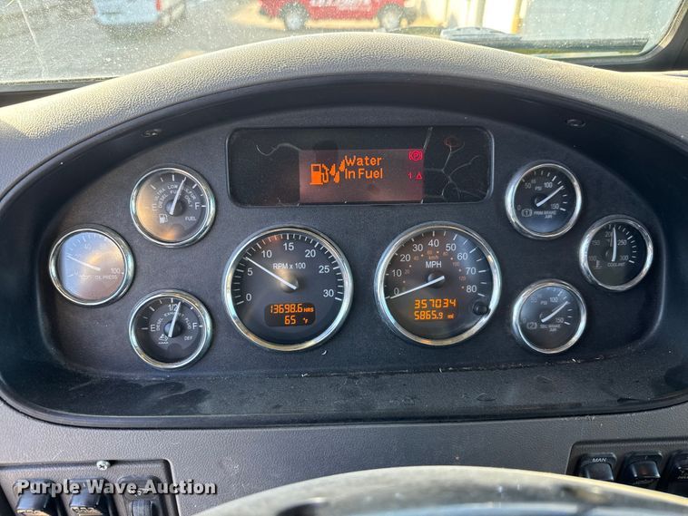 image for item NB9000 2014 Peterbilt 348 rollback truck