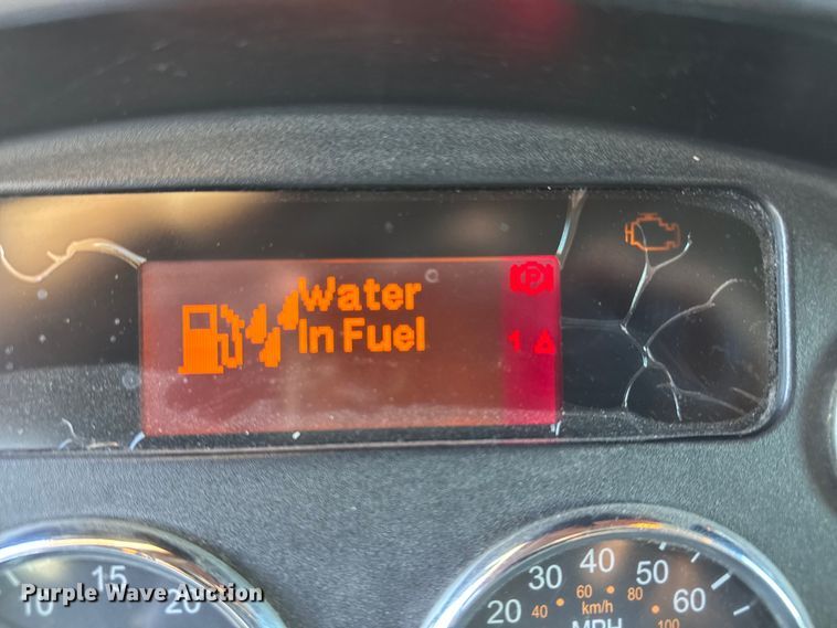 image for item NB9000 2014 Peterbilt 348 rollback truck