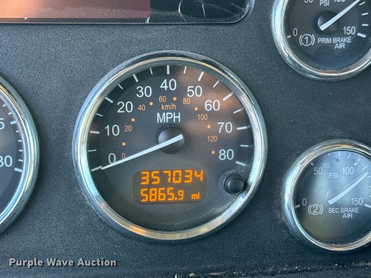 image for item NB9000 2014 Peterbilt 348 rollback truck