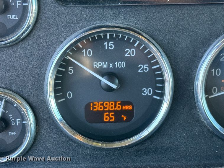 image for item NB9000 2014 Peterbilt 348 rollback truck