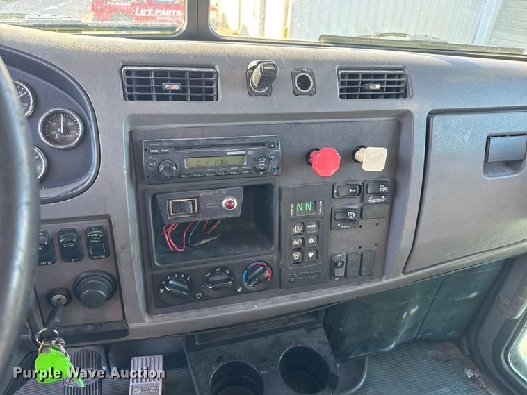 image for item NB9000 2014 Peterbilt 348 rollback truck