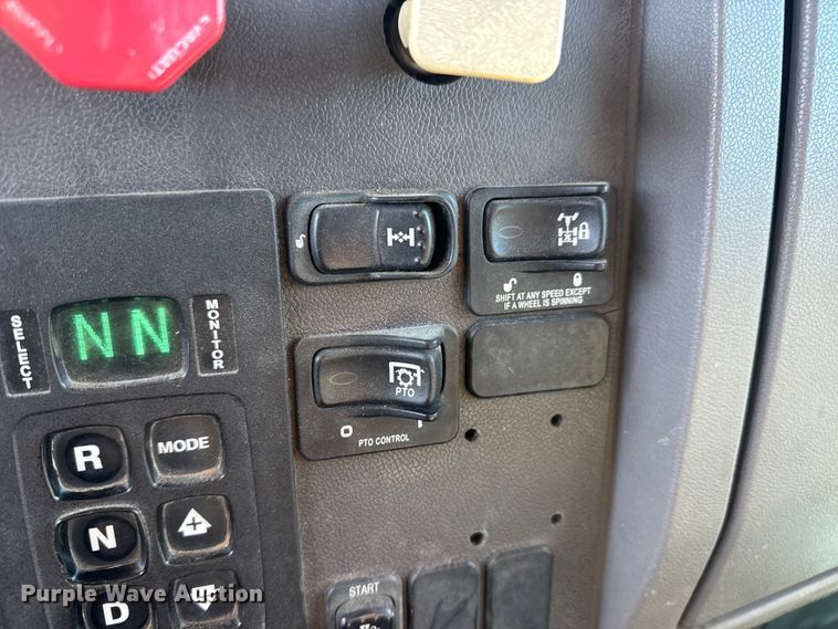 image for item NB9000 2014 Peterbilt 348 rollback truck