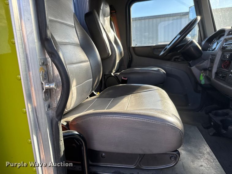 image for item NB9000 2014 Peterbilt 348 rollback truck