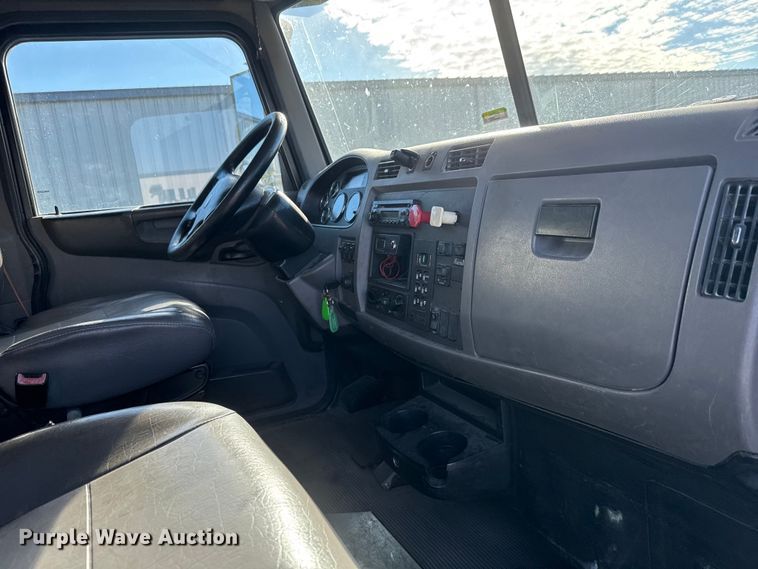 image for item NB9000 2014 Peterbilt 348 rollback truck