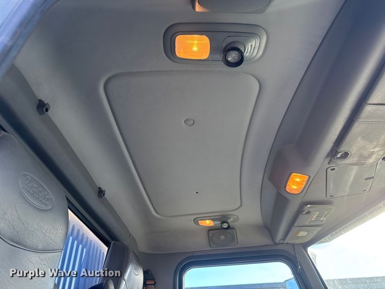 image for item NB9000 2014 Peterbilt 348 rollback truck