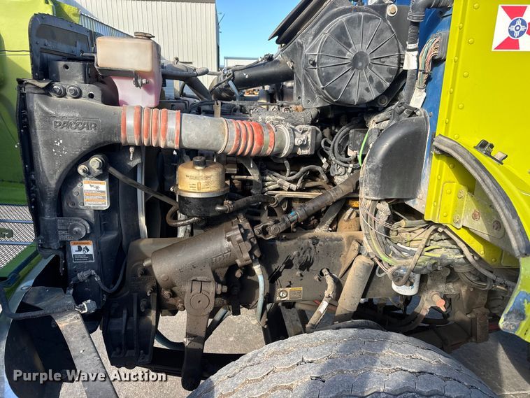 image for item NB9000 2014 Peterbilt 348 rollback truck