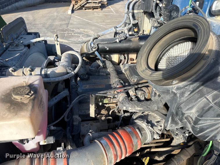 image for item NB9000 2014 Peterbilt 348 rollback truck