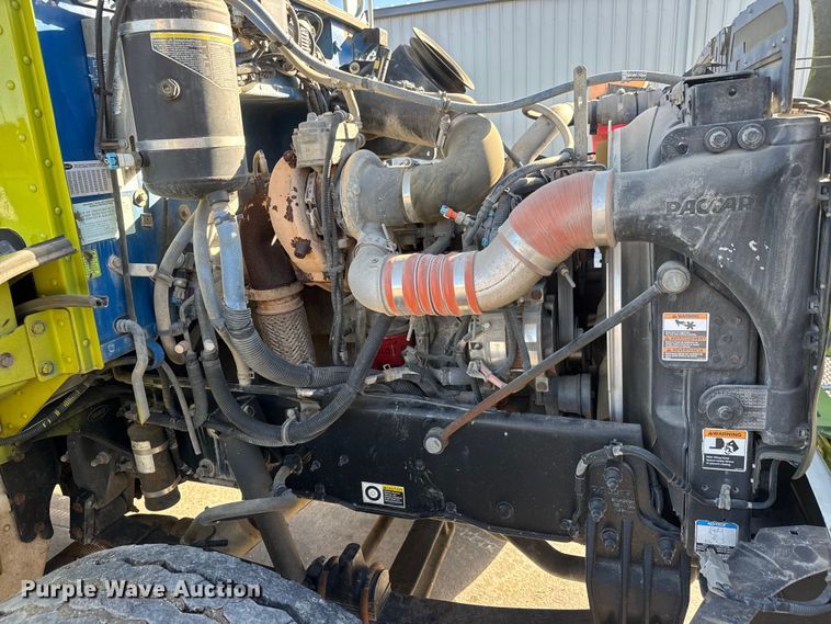 image for item NB9000 2014 Peterbilt 348 rollback truck