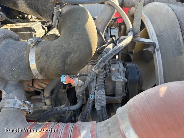 image for item NB9000 2014 Peterbilt 348 rollback truck