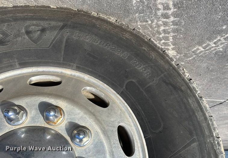 image for item NB9000 2014 Peterbilt 348 rollback truck