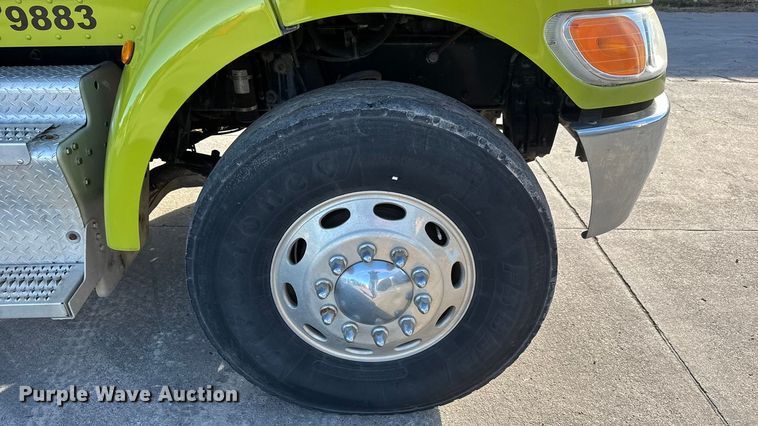 image for item NB9000 2014 Peterbilt 348 rollback truck