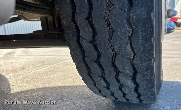 image for item NB9000 2014 Peterbilt 348 rollback truck