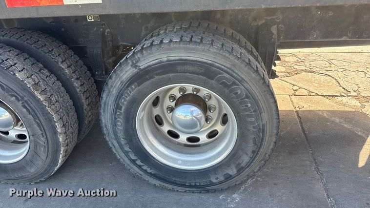 image for item NB9000 2014 Peterbilt 348 rollback truck