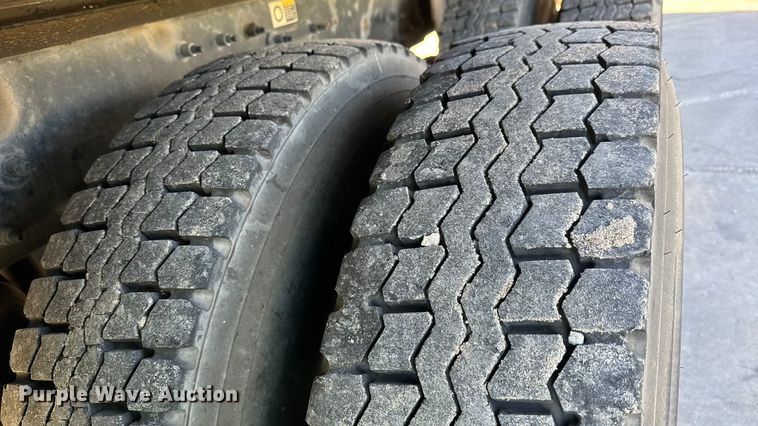 image for item NB9000 2014 Peterbilt 348 rollback truck