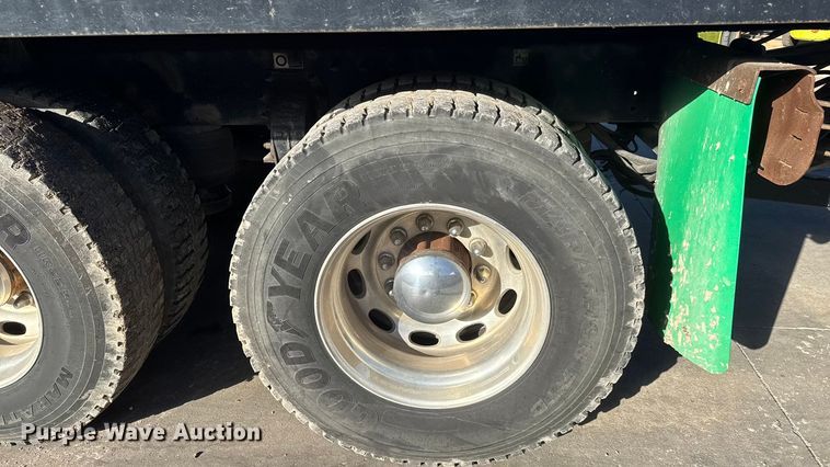 image for item NB9000 2014 Peterbilt 348 rollback truck