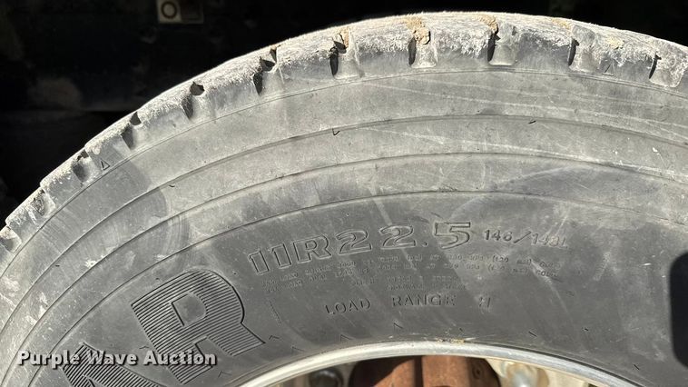 image for item NB9000 2014 Peterbilt 348 rollback truck