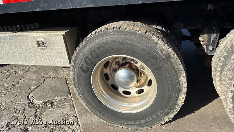 image for item NB9000 2014 Peterbilt 348 rollback truck