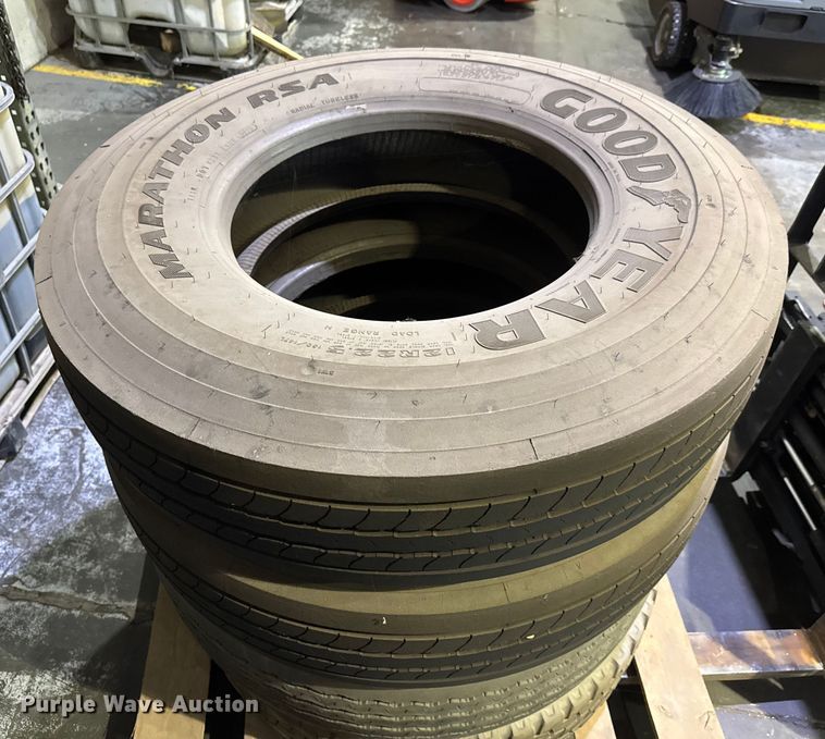 image for item NB9000 2014 Peterbilt 348 rollback truck