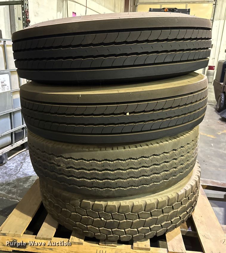 image for item NB9000 2014 Peterbilt 348 rollback truck