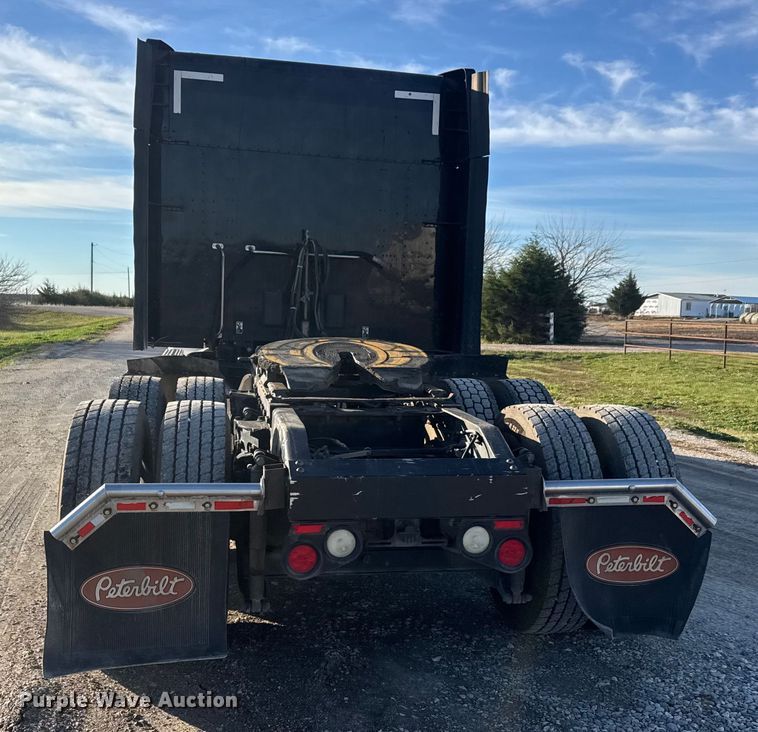 image for item NB9004 2016 Peterbilt 579 semi truck