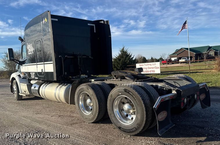 image for item NB9004 2016 Peterbilt 579 semi truck