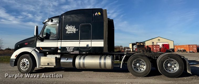image for item NB9004 2016 Peterbilt 579 semi truck
