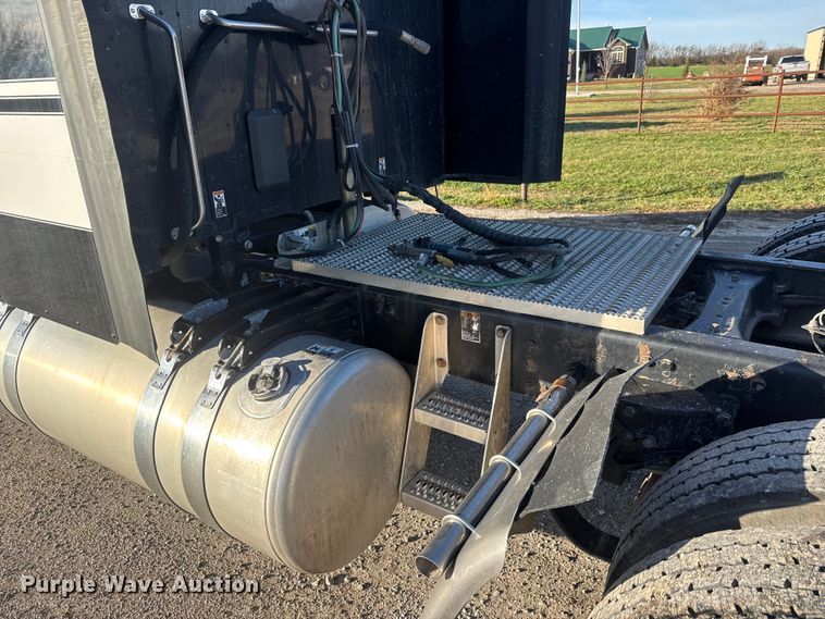 image for item NB9004 2016 Peterbilt 579 semi truck