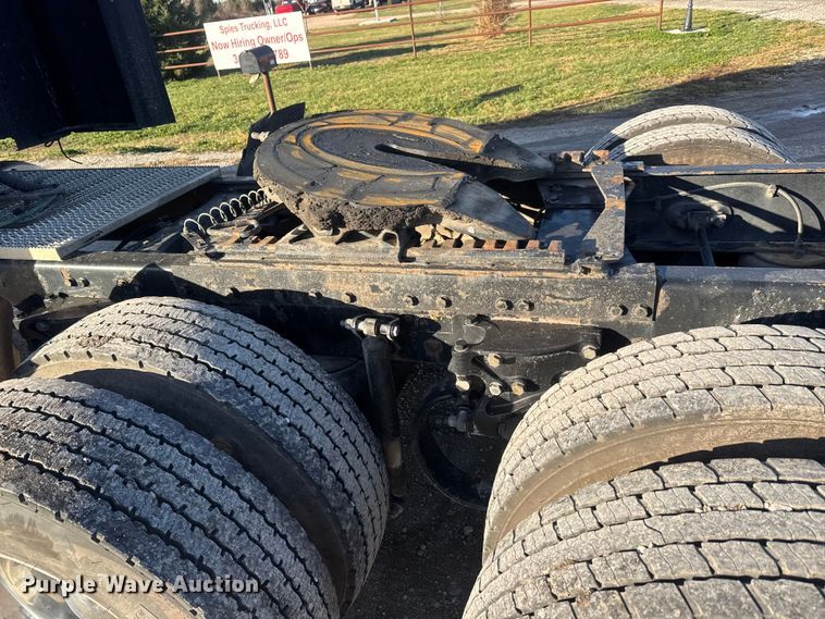 image for item NB9004 2016 Peterbilt 579 semi truck