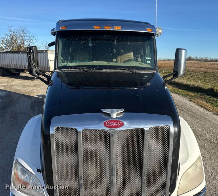 image for item NB9004 2016 Peterbilt 579 semi truck