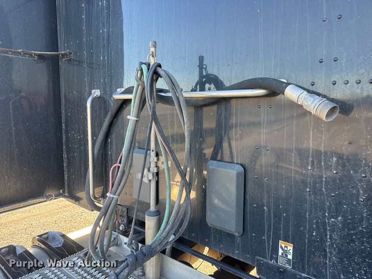 image for item NB9004 2016 Peterbilt 579 semi truck