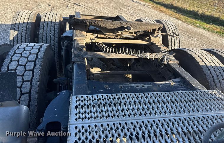 image for item NB9004 2016 Peterbilt 579 semi truck