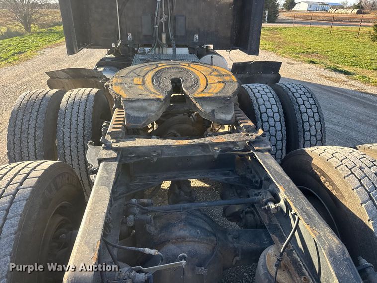 image for item NB9004 2016 Peterbilt 579 semi truck