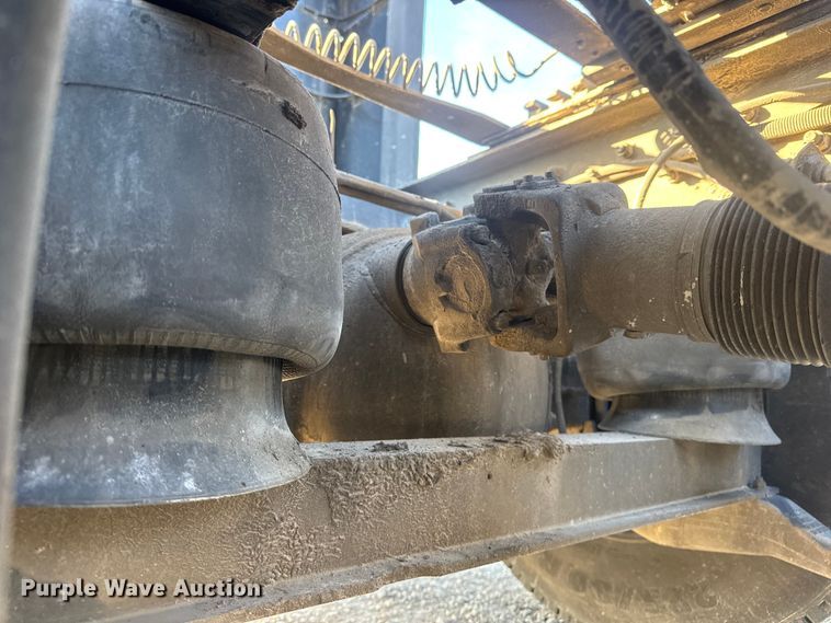 image for item NB9004 2016 Peterbilt 579 semi truck