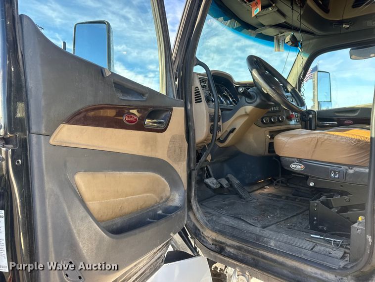 image for item NB9004 2016 Peterbilt 579 semi truck