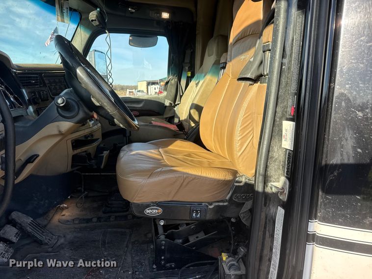 image for item NB9004 2016 Peterbilt 579 semi truck