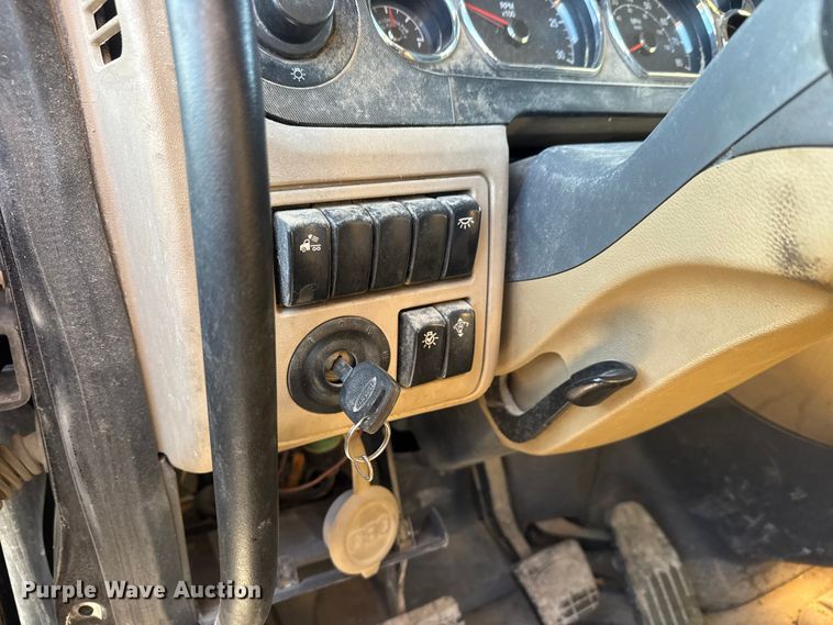 image for item NB9004 2016 Peterbilt 579 semi truck