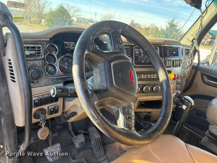 image for item NB9004 2016 Peterbilt 579 semi truck