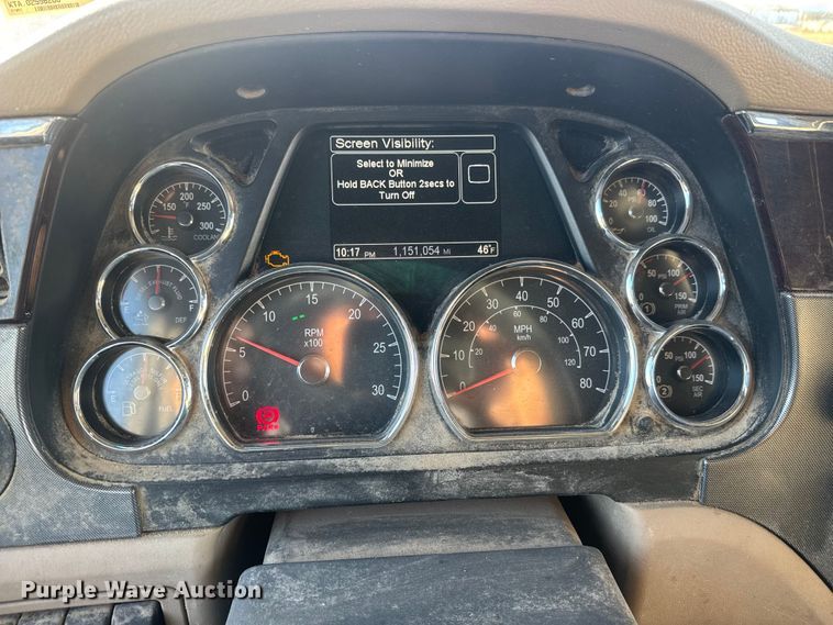 image for item NB9004 2016 Peterbilt 579 semi truck