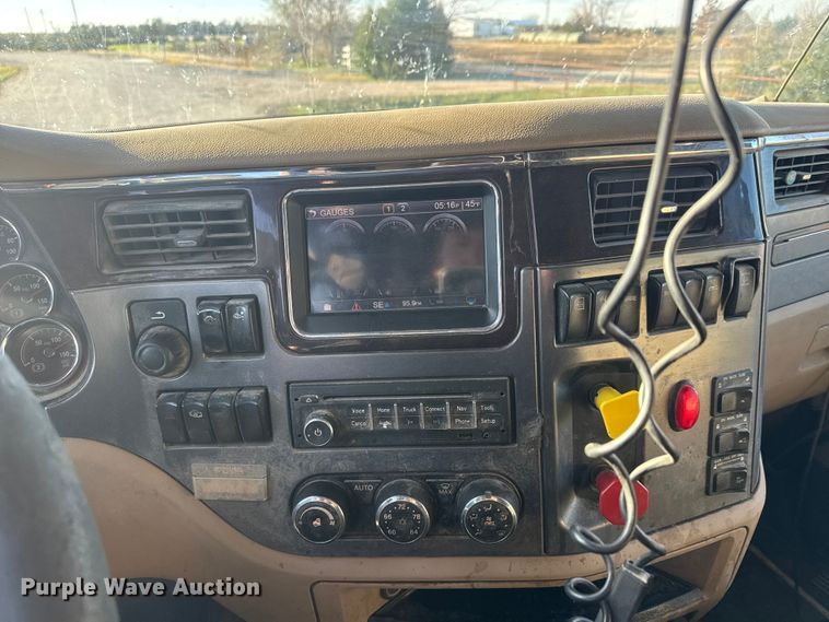 image for item NB9004 2016 Peterbilt 579 semi truck