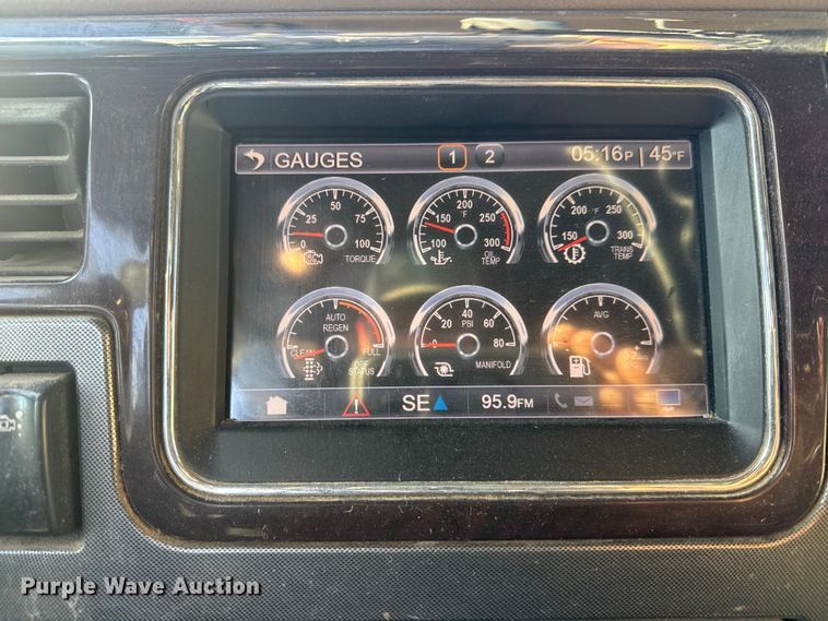 image for item NB9004 2016 Peterbilt 579 semi truck