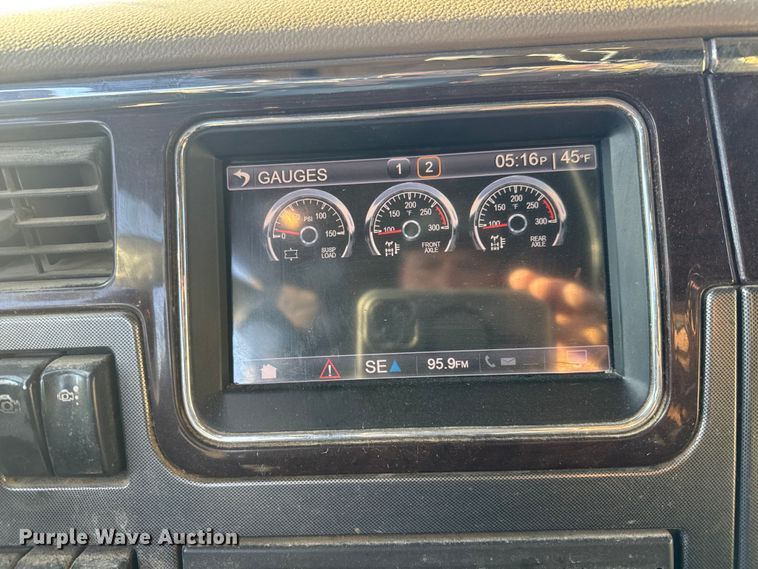 image for item NB9004 2016 Peterbilt 579 semi truck