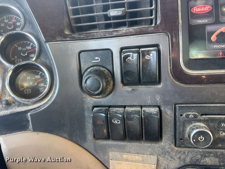 image for item NB9004 2016 Peterbilt 579 semi truck
