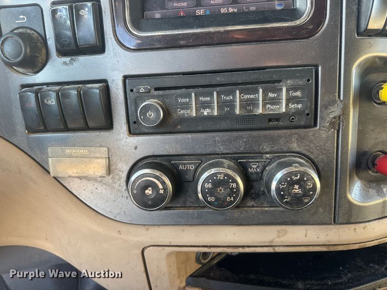 image for item NB9004 2016 Peterbilt 579 semi truck