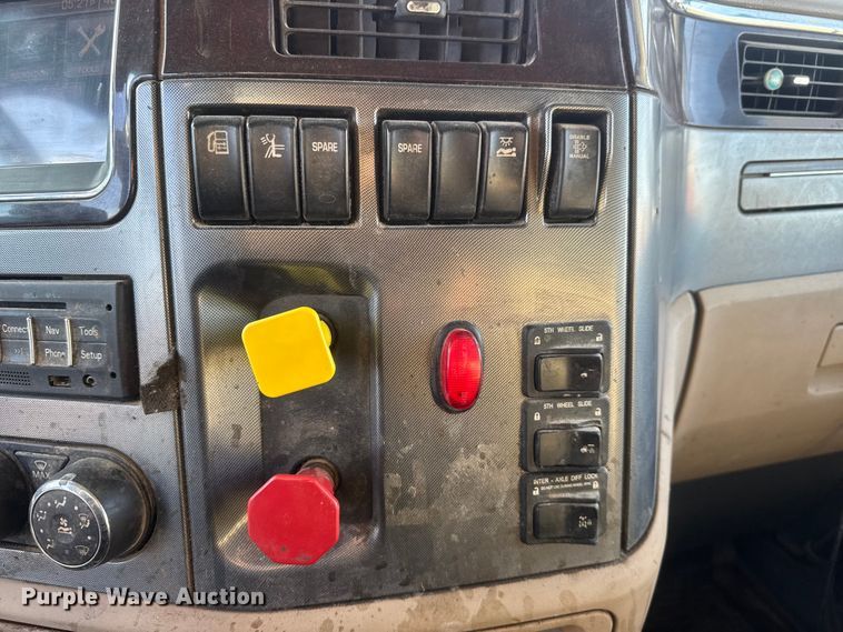 image for item NB9004 2016 Peterbilt 579 semi truck