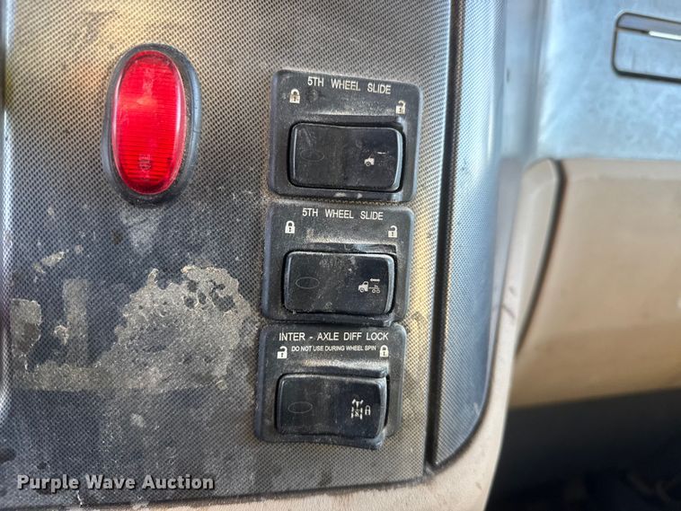 image for item NB9004 2016 Peterbilt 579 semi truck