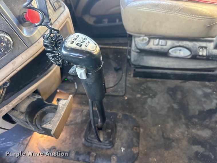 image for item NB9004 2016 Peterbilt 579 semi truck