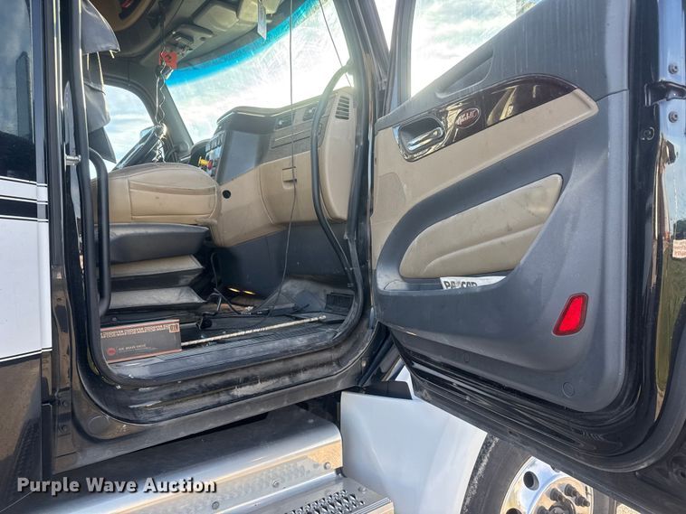 image for item NB9004 2016 Peterbilt 579 semi truck